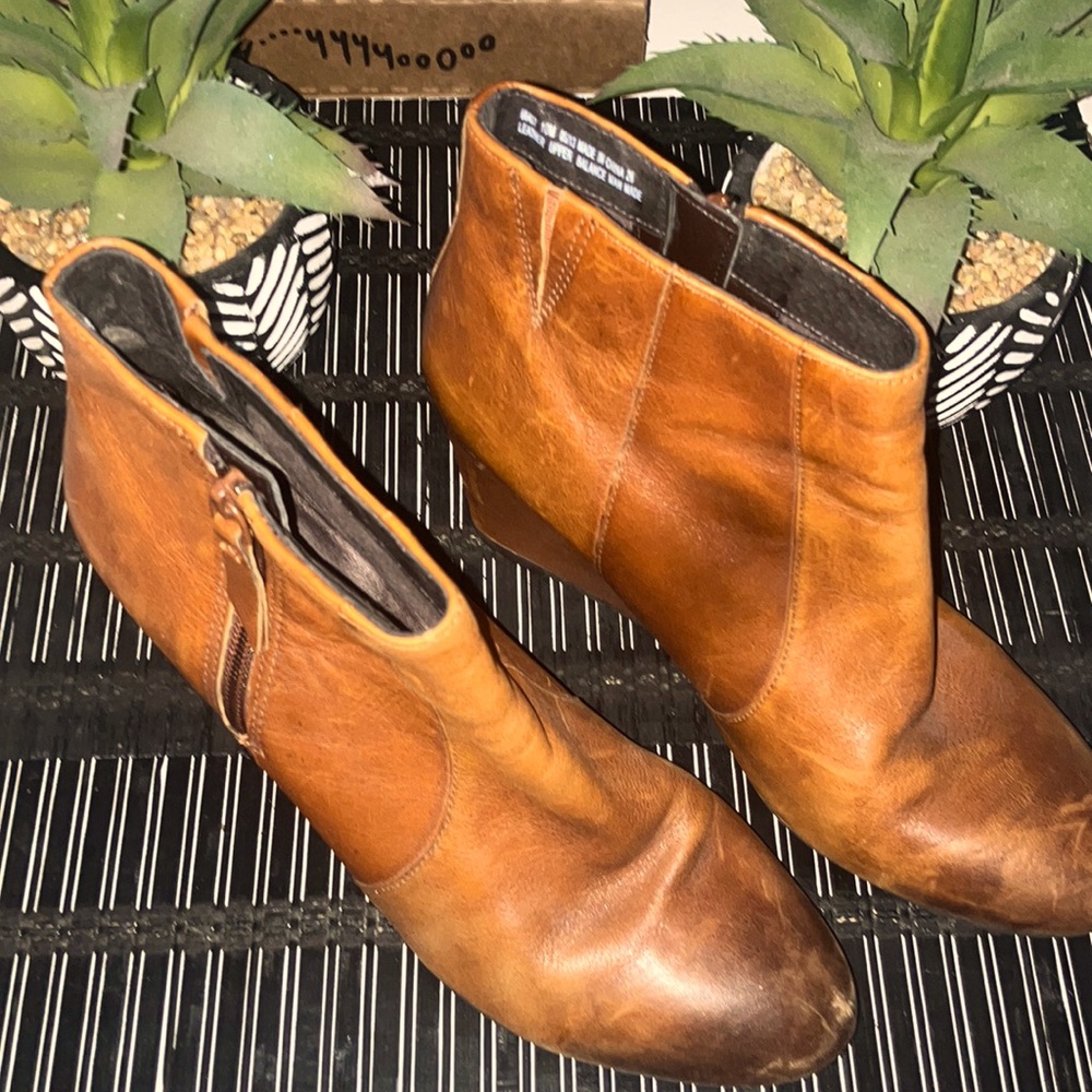 Clarks brown 3/4 boots in really good shape